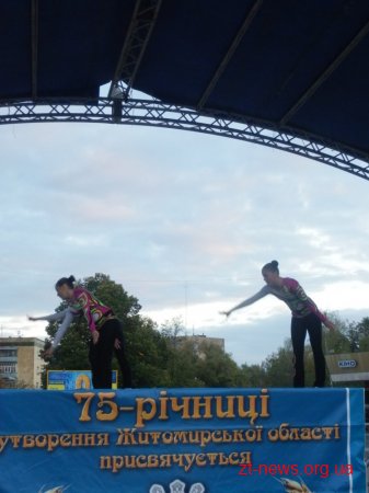 8 жовтня на майдані Корольова показували свої вміння з спортивної аеробіки спортивні школи "Авангард" та "Юність"