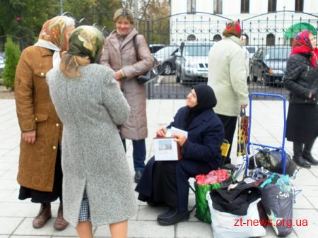Тисячі паломників прийшли до Свято-Хрестовоздвиженського кафедрального собору Житомира прикластися до Плащаниці пресвятої Богородиці