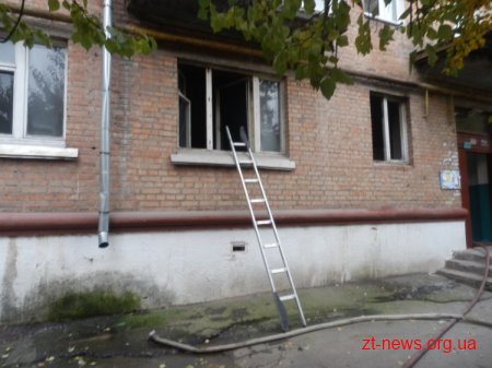 На пожежі в одній з багатоповерхівок міста загинула невідома жінка, ще двох осіб врятували бійці МНС ФОТО