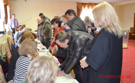 Міський голова Володимир Дебой проголосував ще зранку на дільниці № 181367
