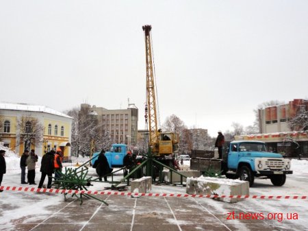 У Житомирі розпочали встановлювати новорічну ялинку