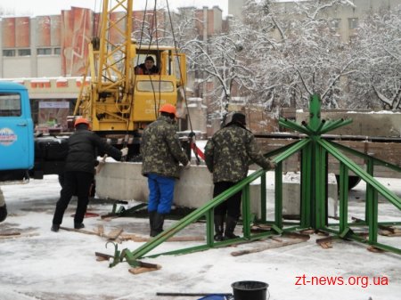У Житомирі розпочали встановлювати новорічну ялинку