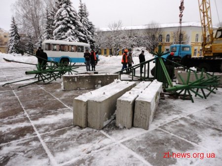 У Житомирі розпочали встановлювати новорічну ялинку