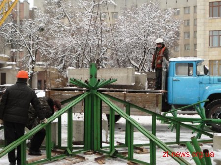 У Житомирі розпочали встановлювати новорічну ялинку