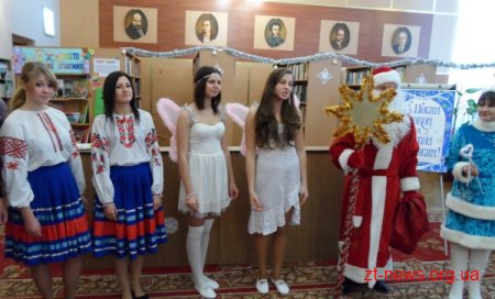 Уже кілька днів поспіль Святий Миколай вітає юних житомирян