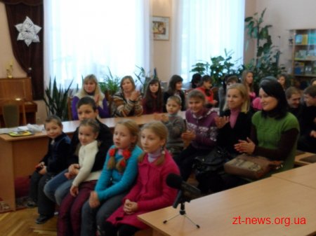 Уже кілька днів поспіль Святий Миколай вітає юних житомирян