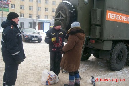 Рятувальники не дають населенню замерзнути: у Житомирі з'явився пересувний пункт обігріву