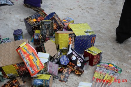 Близько сотні кілограмів сумнівних піротехнічних виробів вилучили житомирські міліціонери з незаконного продажу