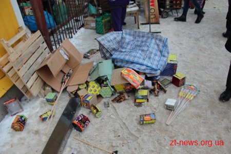 Близько сотні кілограмів сумнівних піротехнічних виробів вилучили житомирські міліціонери з незаконного продажу
