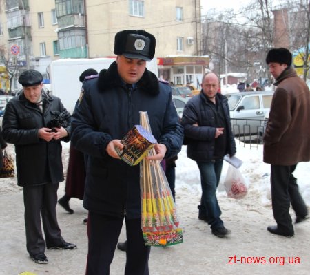 Близько сотні кілограмів сумнівних піротехнічних виробів вилучили житомирські міліціонери з незаконного продажу
