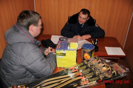 Близько сотні кілограмів сумнівних піротехнічних виробів вилучили житомирські міліціонери з незаконного продажу