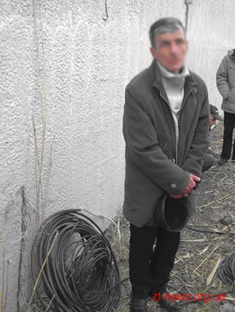 У Житомирі працівники міліції вже вдруге впродовж місяця затримали одного і того ж крадія телефонних дротів У Житомирі працівники міліції вже вдруге впродовж місяця затримали одного і того ж крадія телефонних дротів