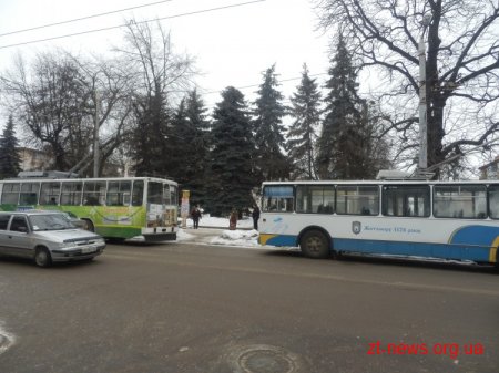 В центрі Житомира зупинилися тролейбуси через розрив контактної мережі