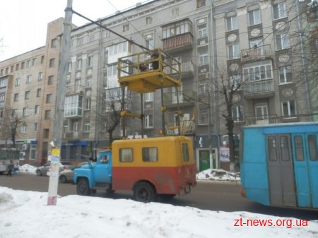 В центрі Житомира зупинилися тролейбуси через розрив контактної мережі