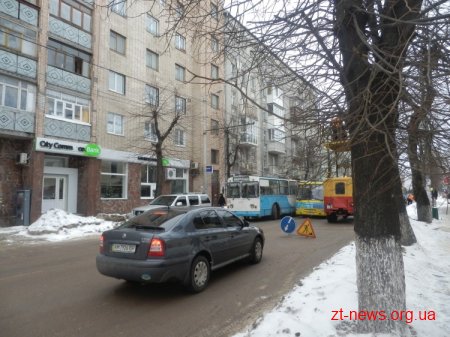 В центрі Житомира зупинилися тролейбуси через розрив контактної мережі