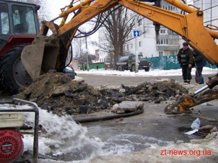 Аварійні служби приступили до ліквідації поривів водогонів на вулицях Шелушкова, Малікова, Героїв Пожежних та провулку І. Богуна