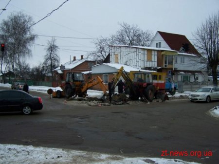 Аварійні служби приступили до ліквідації поривів водогонів на вулицях Шелушкова, Малікова, Героїв Пожежних та провулку І. Богуна