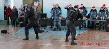 Бійці житомирського "Беркуту" познайомили романівських школярів зі своєю службою