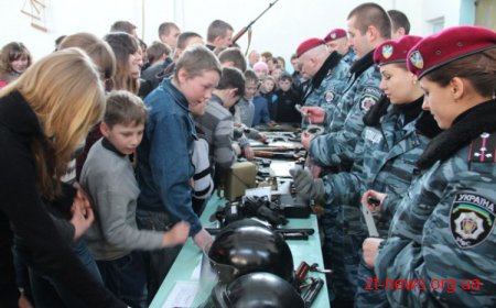 Бійці житомирського "Беркуту" познайомили романівських школярів зі своєю службою