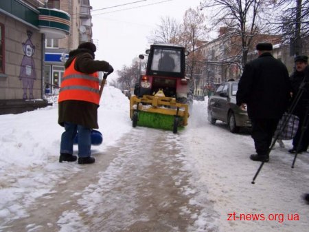 Житомир очищають від льоду та снігу