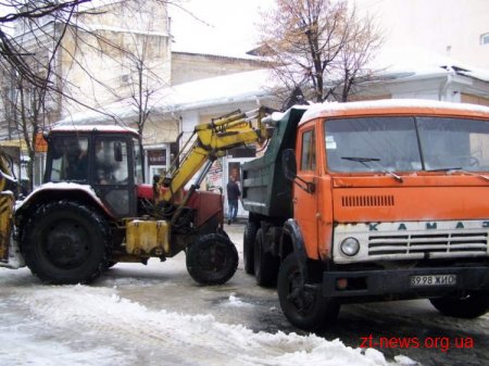 Житомир очищають від льоду та снігу