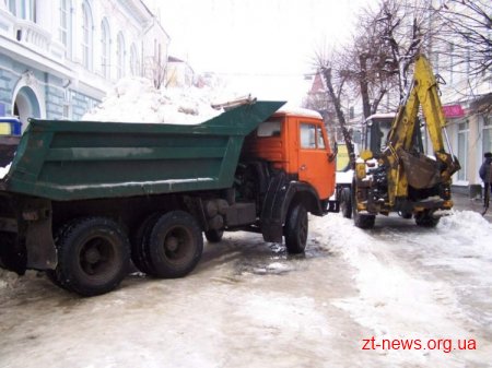 Житомир очищають від льоду та снігу