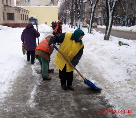 Житомир очищають від льоду та снігу