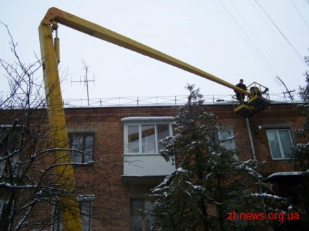 Житомир очищають від льоду та снігу