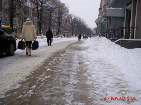 Житомир очищають від льоду та снігу