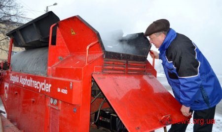 У Житомирі взимку вирішили залатати великі ями на дорогах
