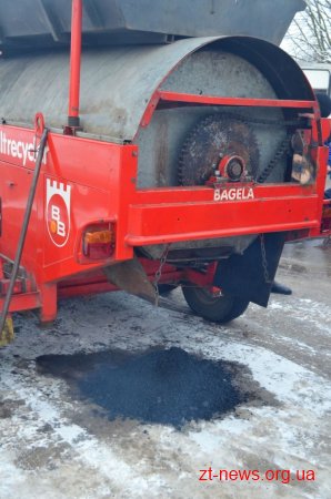 У Житомирі взимку вирішили залатати великі ями на дорогах