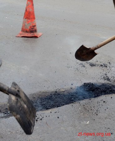 У Житомирі взимку вирішили залатати великі ями на дорогах
