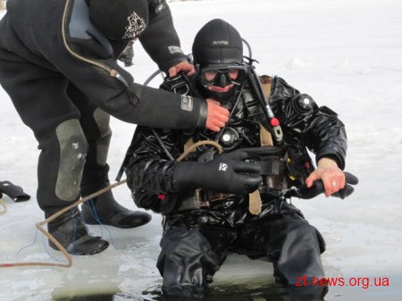 Житомирські водолази практикувалися рятувати людей, що провалилися під кригу