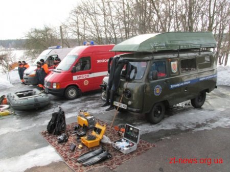 Житомирські водолази практикувалися рятувати людей, що провалилися під кригу