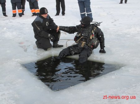 Житомирські водолази практикувалися рятувати людей, що провалилися під кригу