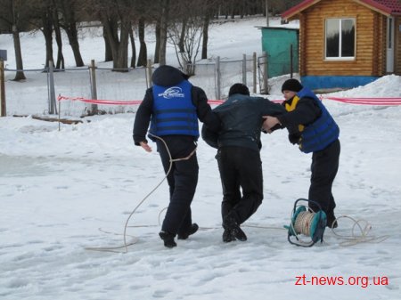 Житомирські водолази практикувалися рятувати людей, що провалилися під кригу