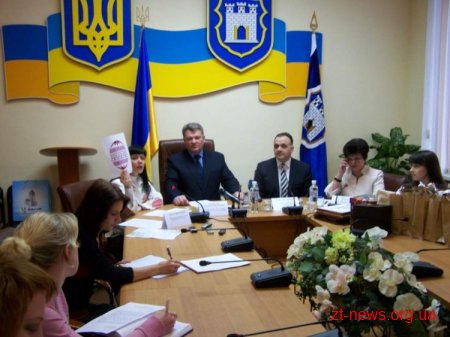 Житомирському меру подарували свистульку та запропонували власноруч розписати писанку