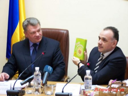 Житомирському меру подарували свистульку та запропонували власноруч розписати писанку