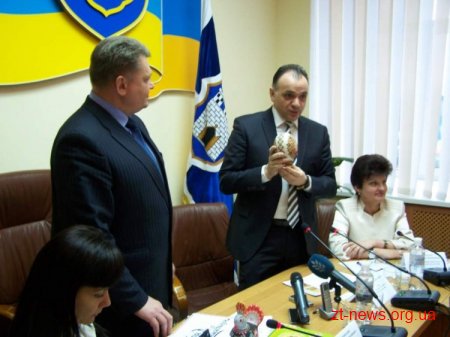 Житомирському меру подарували свистульку та запропонували власноруч розписати писанку