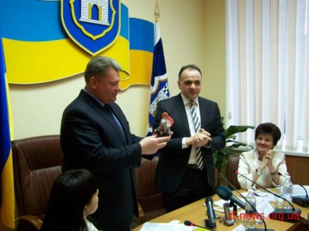 Житомирському меру подарували свистульку та запропонували власноруч розписати писанку