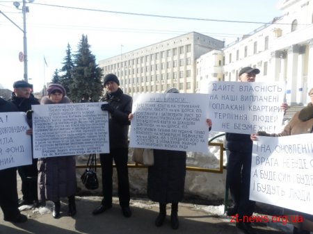 Інвестори будинку по вул. Щорса 155 знову пікетували поблизу міської ради у Житомирі