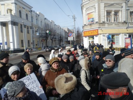 Інвестори будинку по вул. Щорса 155 знову пікетували поблизу міської ради у Житомирі