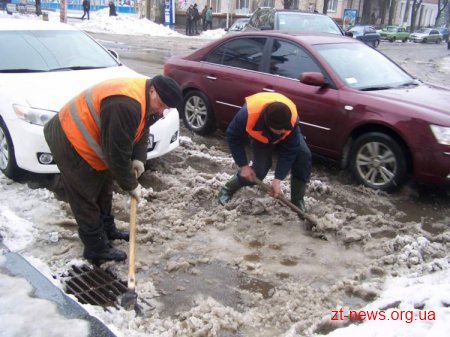 Комунальники продовжують прибирати сніг в Житомирі