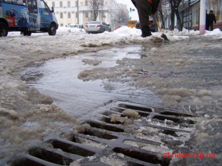 Комунальники продовжують прибирати сніг в Житомирі