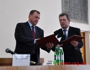 Між облдержадміністрацією та Житомирською дирекцією «Укрпошти» підписано Меморандум про взаємне співробітництво у сфері спрощення процедури надання адміністративних послуг Між облдержадміністрацією та Житомирською дирекцією «Укрпошти» підписано Меморандум про взаємне співробітництво у сфері спрощення процедури надання адміністративних послуг
