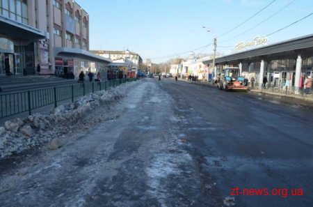 У Житомирі в районі базару ще зранку почали прибирати залишки снігу та бруду