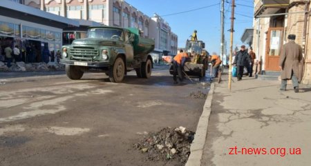 У Житомирі в районі базару ще зранку почали прибирати залишки снігу та бруду