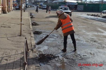 У Житомирі в районі базару ще зранку почали прибирати залишки снігу та бруду