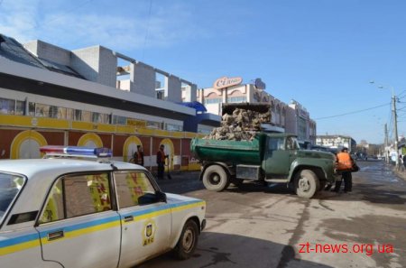 У Житомирі в районі базару ще зранку почали прибирати залишки снігу та бруду