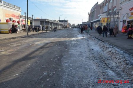У Житомирі в районі базару ще зранку почали прибирати залишки снігу та бруду